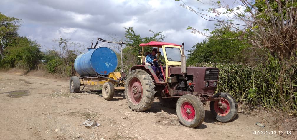 trattore e cisterna mentre caricano acqua dalla sorgente Progetto Cuba